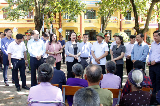 Vice State President Vo Thi Anh Xuan visits flood-hit people in Vu Xa commune, Luc Nam district (Photo: VNA) vna_potal_pho_chu_tich_nuoc_vo_thi_anh_xuan_tham_nguoi_dan_bi_anh_huong_do_bao_lut_tai_bac_giang_7593299.jpg