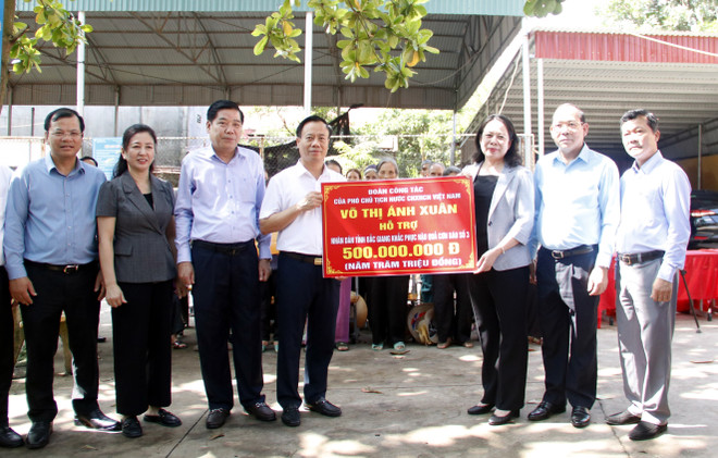 Vice State President Vo Thi Anh Xuan offers 500 million VND in aid to Bac Giang province (Photo: VNA) PCT Ánh Xuân cover.jpg