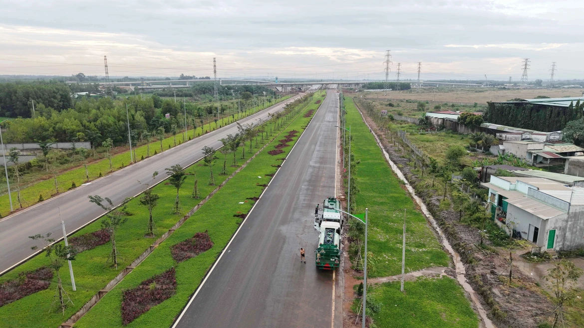 Green hues line approach to Long Thanh airport