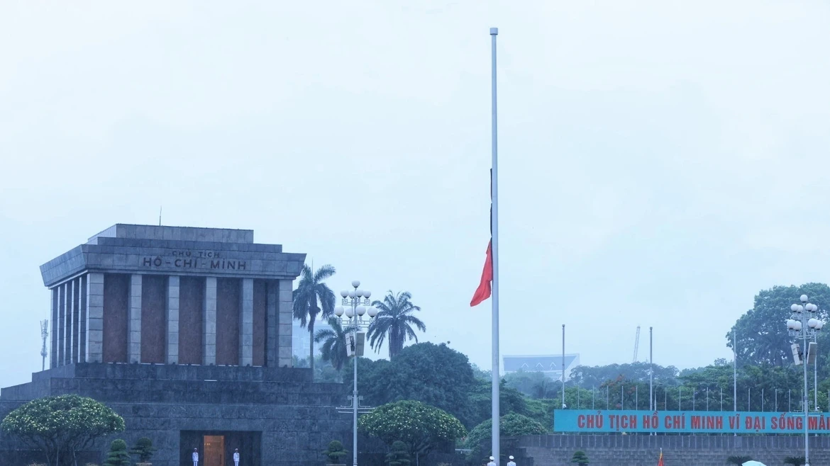 National mourning flag raised for former President Tran Duc Luong