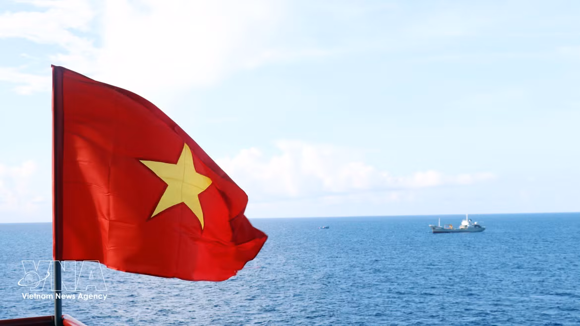 National flag stands tall over Vietnam’s maritime territories