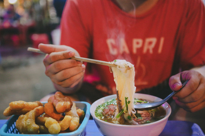 A bowl of steaming hot pho is irresistible to many. (Photo: VietnamPlus) pho-hanoi6.jpg