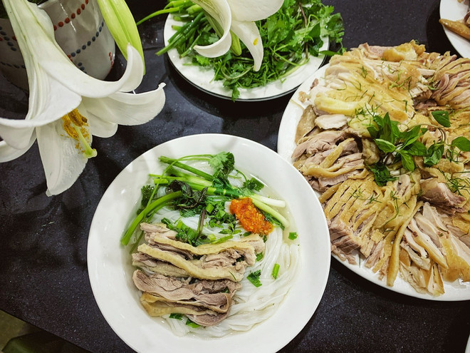 Chicken pho is also preferred by many food enthusiasts. (Photo: VietnamPlus) pho-hanoi5.jpg