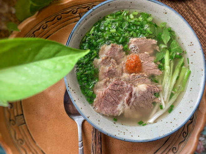 Today, pho is a popular dish of families. (Photo: VietnamPlus) pho-hanoi3.jpg