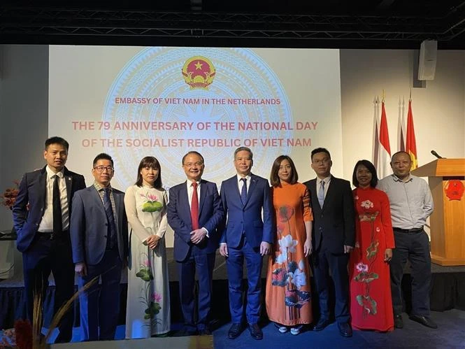 Vietnamese Ambassador Ngo Huong Nam and the embassy's staff at the event. (Photo: VNA)