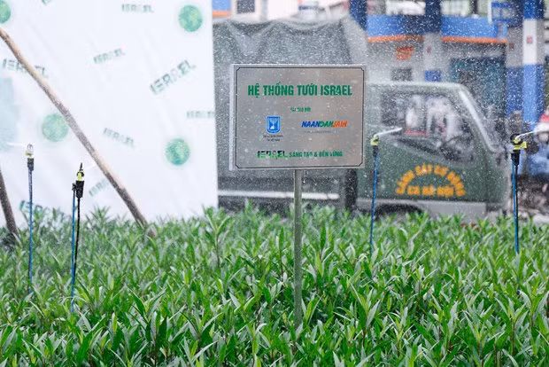 Earth Day 2021: Israeli Embassy presents Hanoi with drip irrigation system