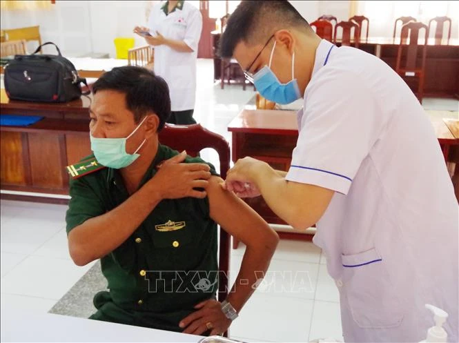 Dong Thap’s border guards get COVID-19 vaccine injections