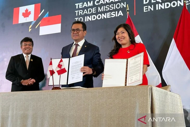 Indonesian Trade Minister Budi Santoso (centre) and Canadian Minister of Export Promotion, International Trade and Economic Development Mary Ng (right) sign the Indonesia-Canada Comprehensive Economic Partnership Agreement (ICA-CEPA) in Jakarta on December 2 (Photo: Antara)