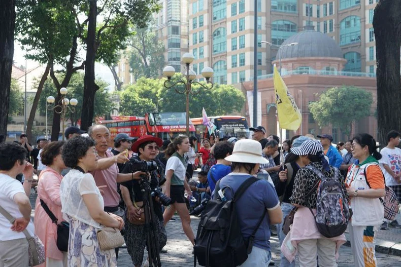Foreign visitors in downtown Ho Chi Minh City in January 2024. (Photo: laodong.vn)