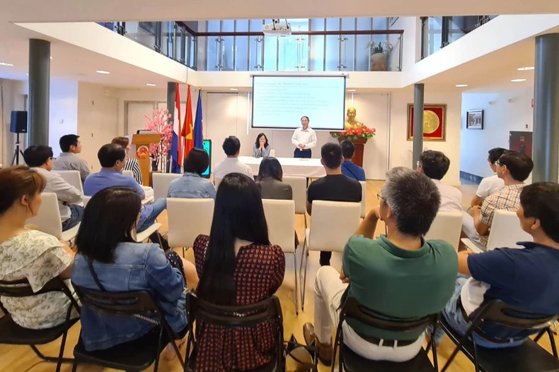 Vietnamese intellectuals in Netherlands discuss IT, climate change issues