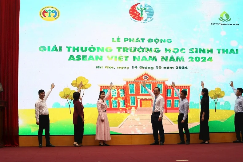 Representatives from ministries, agencies and organisations at the launch of the ASEAN Eco-Schools Vietnam Award 2024. (Photo: baotainguyenmoitruong.vn)