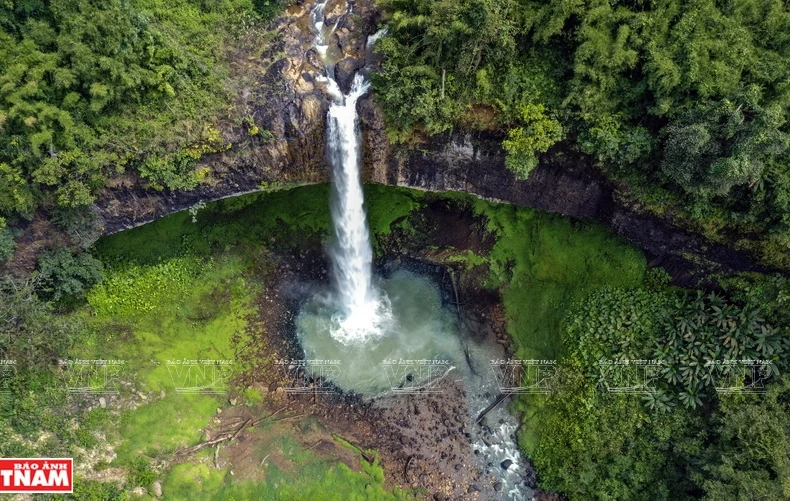 Pristine Lieng Nung waterfall in Dak Nong province