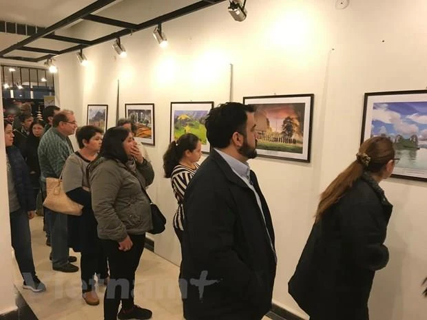 Vietnam hosts cultural days in Paraguay