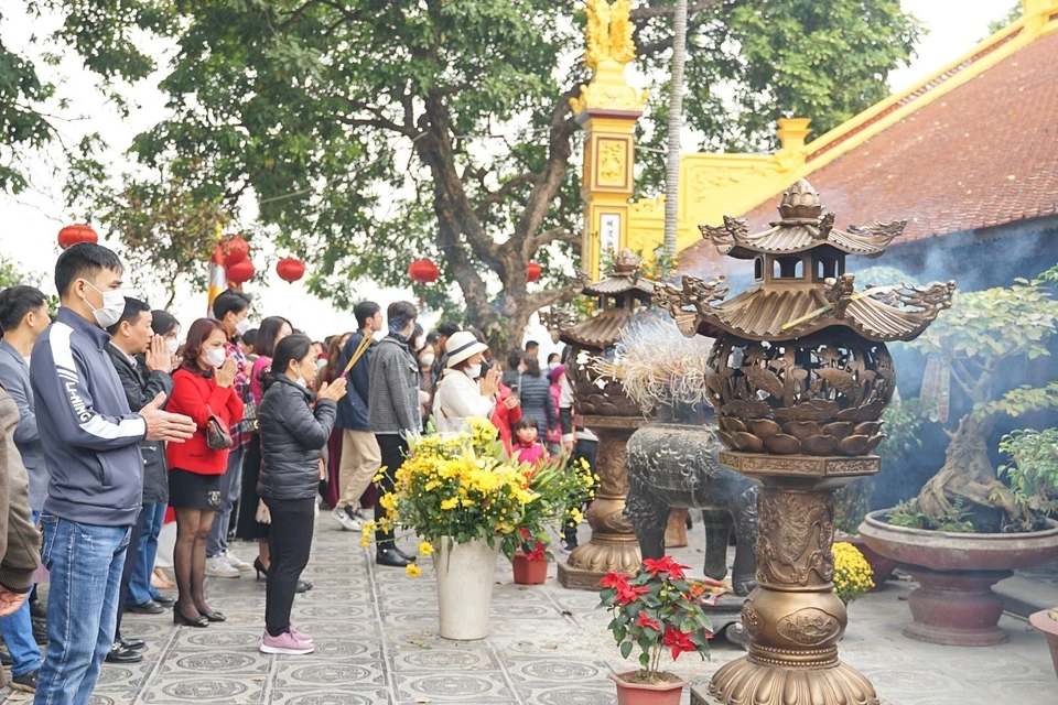 Tran Quoc Pagoda in Hanoi’s Tay Ho district is crowded with people coming to seek divine blessings. (Photo: VNA)