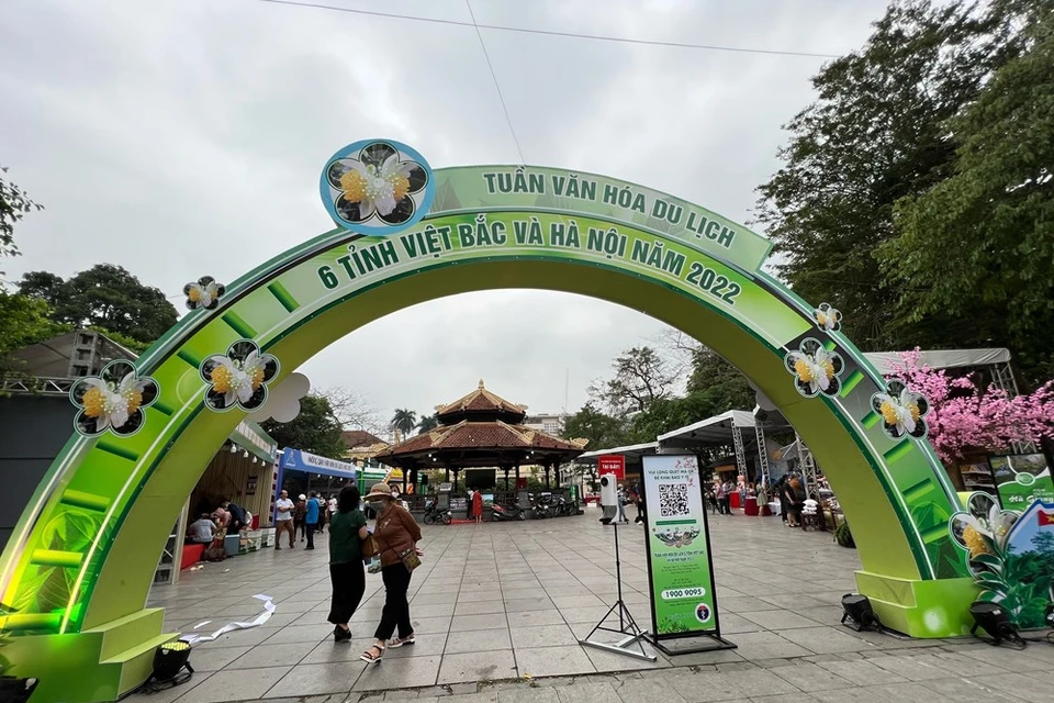 The Culture and Tourism Week of Hanoi and six provinces of northern mountainous (Viet Bac) region will kick off at 20:00 on April 16 at Ly Thai To Flower Garden, in the heart of Hanoi and its adjacent areas. It is part of the "Through the Viet Bac heritage regions" programme held to promote tourism among 6 provinces in Viet Bac region, namely Ha Giang, Tuyen Quang, Thai Nguyen, Bac Kan, Cao Bang, Lang Son. The Culture Tourism Week features an array of activities to honour and promote the diverse and unique cultural vestiges of the Viet Bac provinces. (Photo: VietnamPlus)