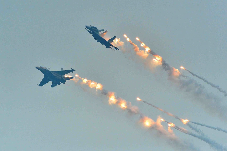 Su-30 MK2 fighter jets do tumbling exercises at the opening ceremony of the Vietnam International Defence Expo. (Photo: VNA)