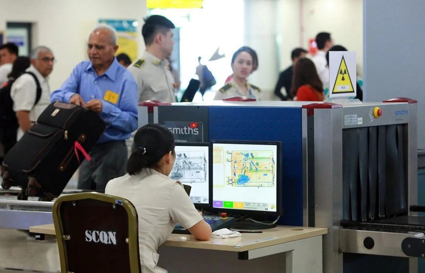 Passenger checking and baggage scanning are tightened. 100 percent of passengers must take off their shoes and coats for scanning (Photo: VNA) 