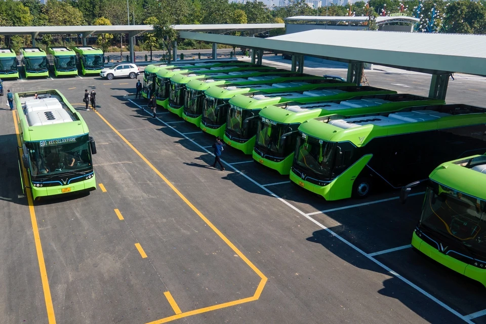 Hanoi’s electric bus network contributes to building a green, civilised, and modern public transportation sector, reducing air and noise pollution. (Photo: VNA)