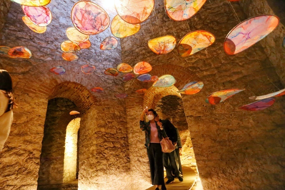 Visitors to the Hang Dau water tower. (Photo: VNA)