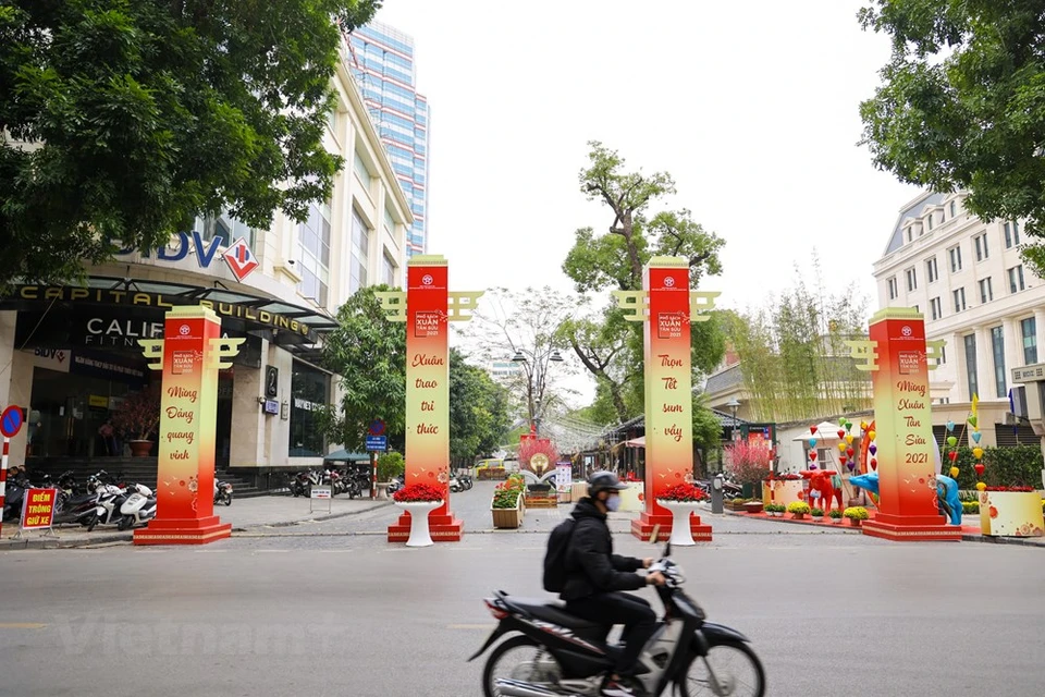 The Hoan Kiem district People’s Committee and the Hanoi Department of Information and Communications jointly held the book street festival with the theme 'Spring gives knowledge - A reunion for the Tet holiday'. The activity aims at maintaining and promoting the reading culture of the city’s people and among the whole community. In the photo: The 2021 Spring Book Street takes place in the capital city of Hanoi from February 14 to 21 (from the 3rd day to the 10th day of the first lunar month). It introduces books of different genres to visitors in celebration of the Lunar New Year. (Photo: Minh Son/Vietnamplus)