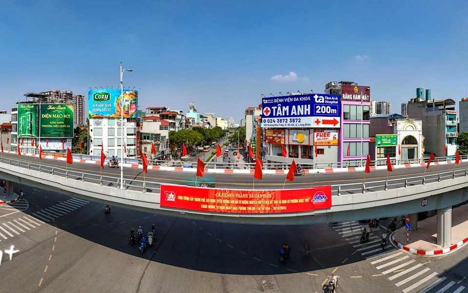 The Hong Tien to Nguyen Van Cu Road Project spans over 1.5 kilometers with a width of 40 meters, supported by a total investment of over 1,200 billion VND (approximately 47.4 million USD). (Photo: Hoai Nam/Vietnam+)