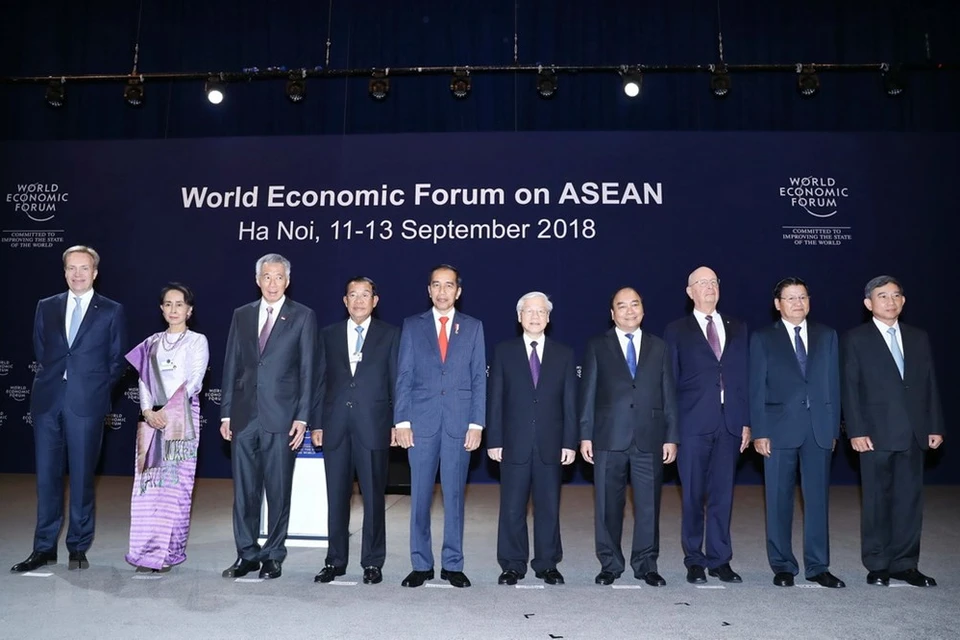 Party General Secretary Nguyen Phu Trong (fifth from right), Prime Minister Nguyen Xuan Phuc (fourth from right) and heads of delegations at the opening ceremony of the World Economic Forum on ASEAN 2018 in Hanoi on September 12 (Source: VNA)