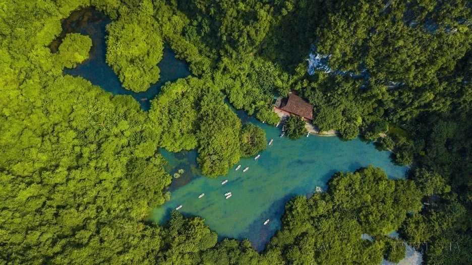 A bird’s-eye view of Tran Temple, part of the Trang An Landscape Complex, where stunning scenery is intertwined with the history of Dai Co Viet’s ancient capital. (Photo: VNA)