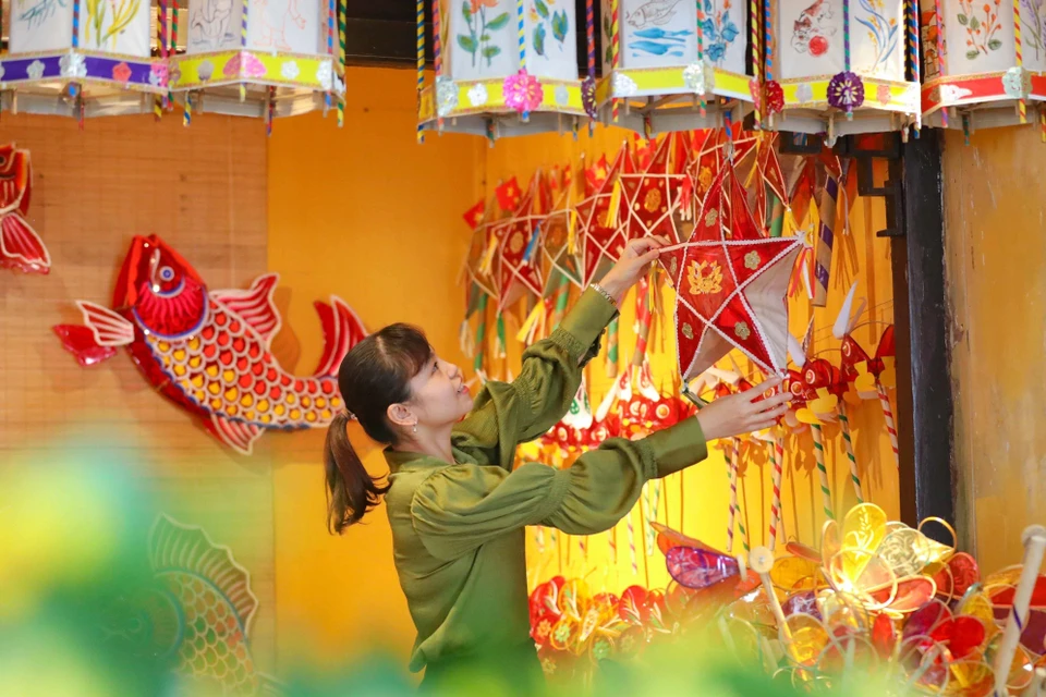 A space exhibiting star lanterns is expected to captivate children. (Photo: VNA)