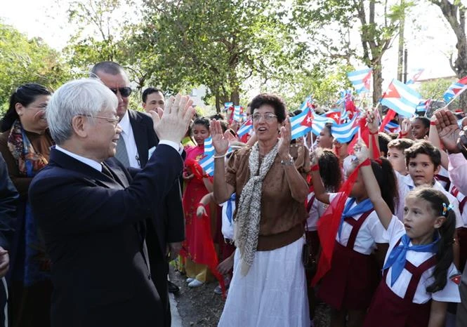 Party General Secretary Nguyen Phu Trong meets Cuban people in La Habana as part of his official friendship visit to Cuba, March 28, 2018 (Photo: VNA)