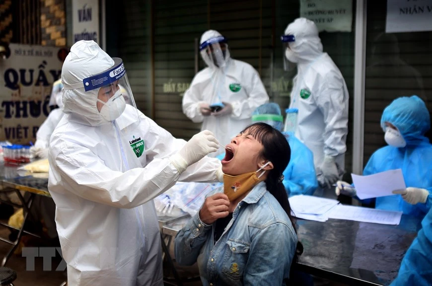 A local resident is tested for SARS-CoV-2 in Ha Loi hamlet (Photo: VNA)