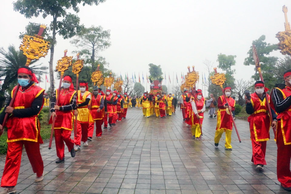 A sacred water procession is held to make offerings to Buddha and the saints and to pray for a peaceful and happy new year. (Photo: VNA)