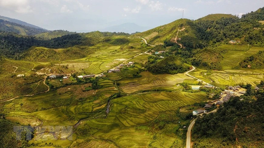 Located in the heart of the spectacular Nhui Co San mountain range, Y Ty commune is situated at an altitude of over 2,000 metres above sea level in Bat Xat district, Lao Cai province. The place is praised as the best terraced rice fields not only in Vietnam but also in the world (Photo: VNA)