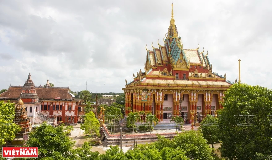 Located in Cu Lao village, Hung Hoi commune, Vinh Loi district, the pagoda was built in 1860 and renovated in 2001. Ghositaram has the typical architecture of a Khmer pagoda, consisting of a central chamber, a vihara, an auditorium, a tower, a school, and the monks’ residence. (Photo: VNP/VNA)