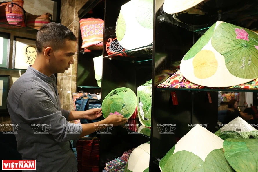 Turning a fresh lotus leaf into art has many stages, combined with a variety of different chemicals and secret techniques. Paintings on lotus leaves are meticulously completed through stages from selecting leaves to coloring, drying and processing (Photo: VNP/VNA)