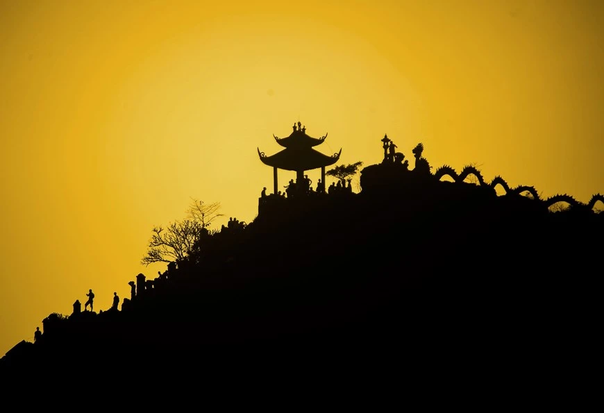 Ninh Binh has famous landscapes such as Trang An, Bai Dinh pagoda complex, and Tam Coc Bich Dong, which have become "hot" destinations for many people for the upcoming National Reunification Day (April 30), and May Day (May 1) holidays.In the photo is the 'masterpiece' sunset on top of Hang Mua, Hoa Lu district. Mua Cave is about 90km from Hanoi city and belongs to the cultural lands of Ninh BinhMua cave is located in Khe Dau Ha village, Ninh Xuan commune, Hoa Lu district, Ninh Binh province. Together with Trang An ecological tourism complex, the majestic terrain of Mua cave reveals rolling mountains surrounded by a large delta like an embankment protecting the country inside.The name Mua cave originated from an ancient story, when King Tran came to Hoa Lu capital, he often stopped at Mua cave, and in his honor, there were dancing performances by imperial maids, thus people call the cave “Mua” (dancing). (Photo: Vietnamplus)