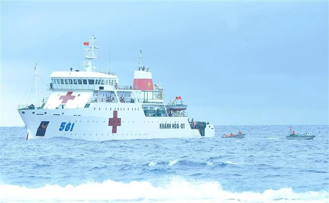 The ship carries the sentiments of people from the mainland to soldiers and residents in Truong Sa island district. (Photo: VNA)