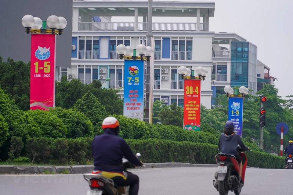 The streets of Hanoi have turned colourful with national flags, flowering plants, ornamental trees and banners added everywhere as the capital city is gearing up for celebrations of the 46th anniversary of the Liberation of the South of Vietnam and National Reunification Day (April 30). Banners and posters are seen hung up along Tran Nhan Tong Street in downtown Hanoi, drawing plenty of attention from people. They remind them of the country’s glorious victory on April 30, 1975, which marked the end of the American war in Vietnam. The day was also a historic date when the North and the South of the country were reunified. (Photo: Minh Hieu/Vietnam+)