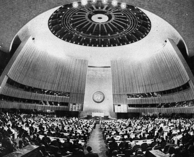 The opening ceremony of the 32nd Session of the United Nations General Assembly in New York passes a resolution recognising Vietnam as a member of the United Nations, September 20, 1977. (Source: VNA)