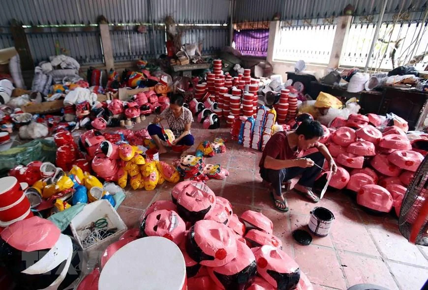 Hao village in Khoai Chau district, Hung Yen provine, with hundreds of years of history, is one of Vietnam’s most famous villages for making traditional toys for mid-Autumn Festival (Photo: VNA)