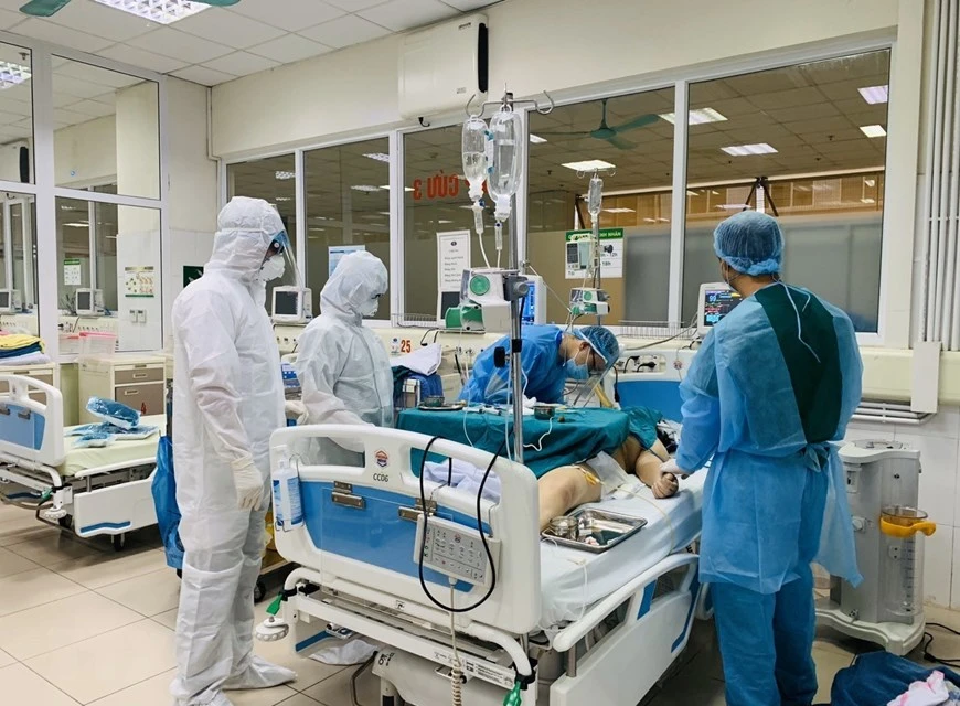 The most severe cases are currently being treated at the National Hospital of Tropical Diseases No. 2 and positive developments have been seen. In photo: Doctors provides continuous veno-venous hemofiltration for a severe patient (Photo: VNA)