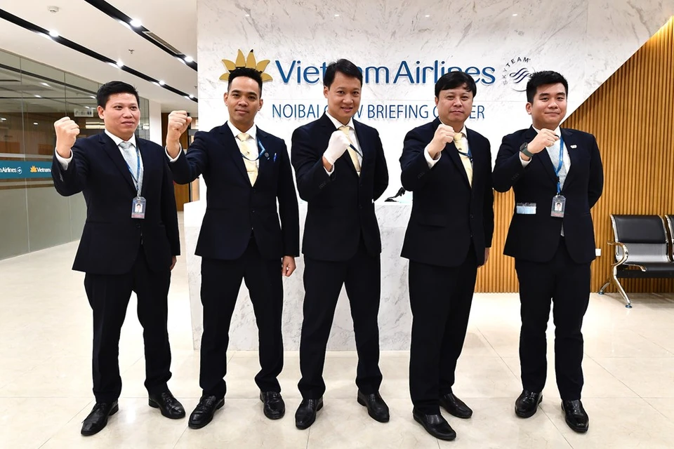 Crew members of the national flag carrier Vietnam Airlines are ready for a special flight to bring Vietnamese citizens from Wuhan, China, home. According to the Civil Aviation Administration of Vietnam (CAV), 11 Chinese airlines are operating 32 air routes from 14 destinations in China to Vietnam’s Hanoi, Ho Chi Minh City, Da Nang, Cam Ranh, and Phu Quoc with 240 flights per week.Vietnam Airlines, Jetstar Pacific and Vietjet Air are also operating 72 regular and charter routes from these five localities to 42 destinations in China with 401 flights per week. Many airlines of countries decided to suspend all flights from and to the world’s most populous country. (Photo: Vietnam+)