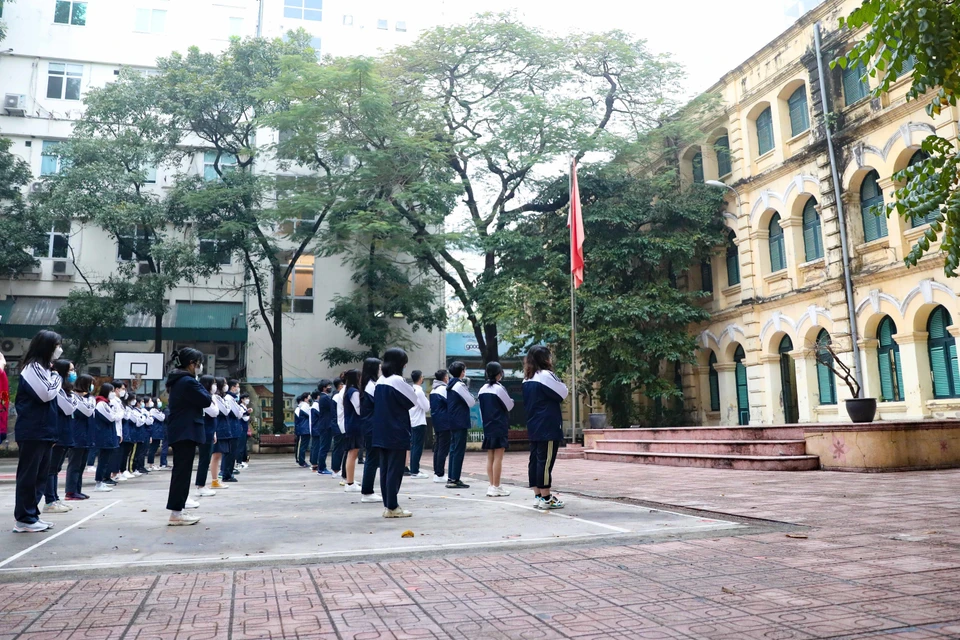 Together with other students in Hanoi, 12th graders of Viet Duc high school return to face-to-face learning on Feb. 7. On the first day coming back to school, they are eager to attend the flag salute ceremony. (Photo: VNA)