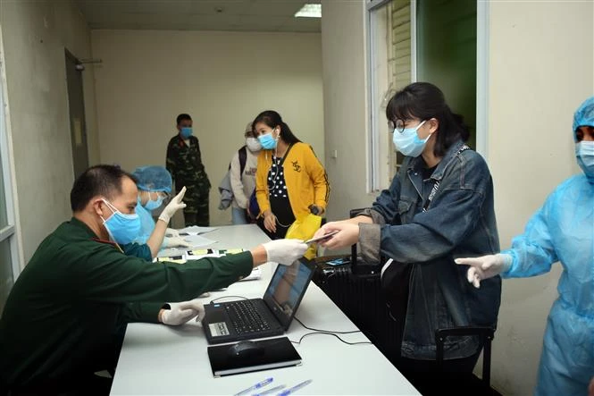 People who finish quarantine time receive passports and certificates for quarantine completion (Photo: VNA) 