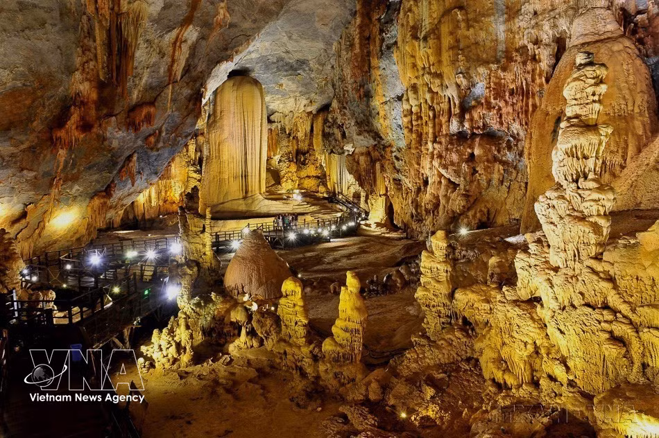 Paradise cave, located deep within the limestone core zone of Phong Nha-Ke Bang National Park, is regarded as one of the world's most magnificent and enchanting natural wonders. (Photo: VNA)