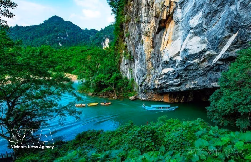The landscape outside the entrance to Phong Nha cave in Phong Nha-Ke Bang National Park resembles a picturesque painting. (Photo: Published by VNA)