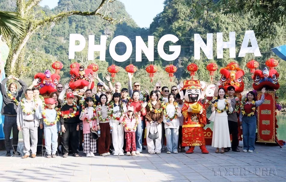 A ceremony welcomes the first visitors to the World Natural Heritage Site in 2026 at the gateway to the “Kingdom of caves”. (Photo: VNA)