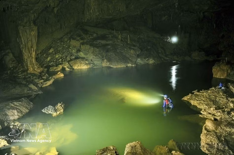 Visitors follow an underground river or swim deeper into the cave system to conquer Xuyen Son Ho in Phong Nha-Ke Bang National Park. (Photo: VNA)