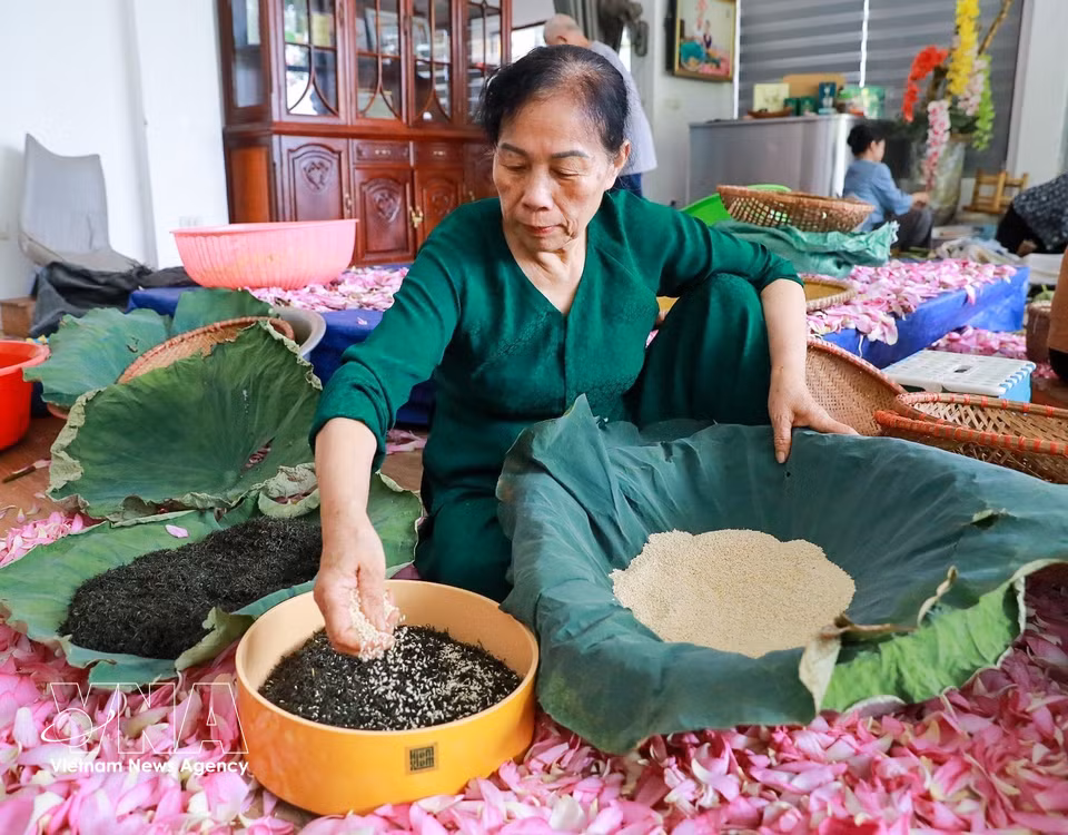 Scenting green tea is the pivotal stage of this traditional craft. (Photo: VNA)