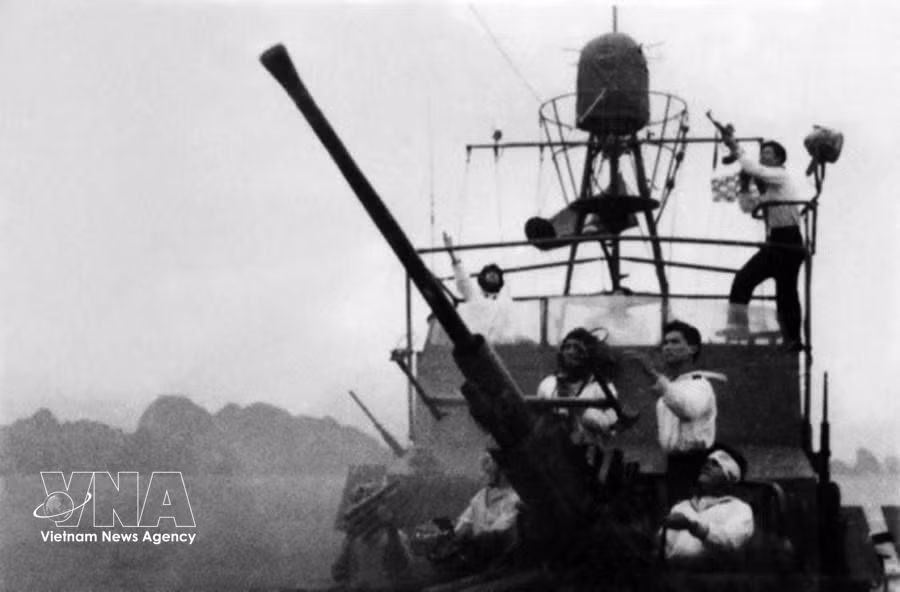 A naval vessel fights back against US aircraft in Hon Gai, Quang Ninh province on August 5, 1964. (Photo: Published by VNA)