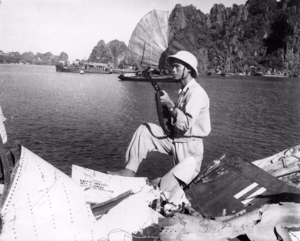 A Vietnamese soldier beside the wreckage of the A-4D jet piloted by US Navy Lieutenant Everett Alvarez, shot down in Hon Gai town, Quang Ninh province, on August 5, 1964. (Photo: VNA)